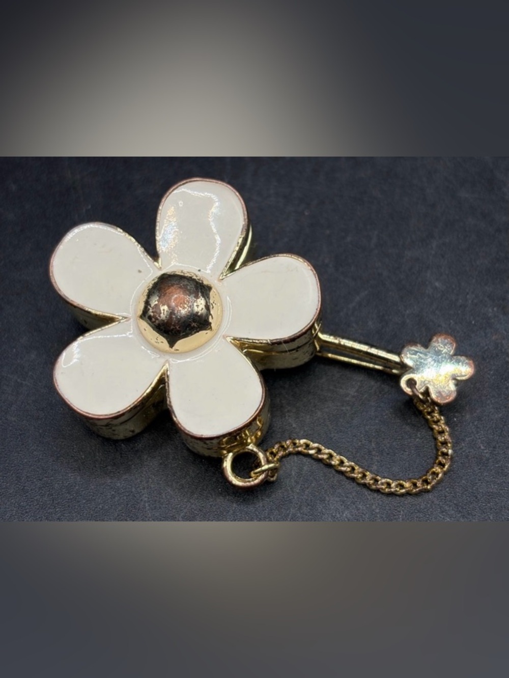 Marc Jacobs Daisy Solid Perfume Enamel Gold Tone Metal Flower Brooch Pin Jewelry
